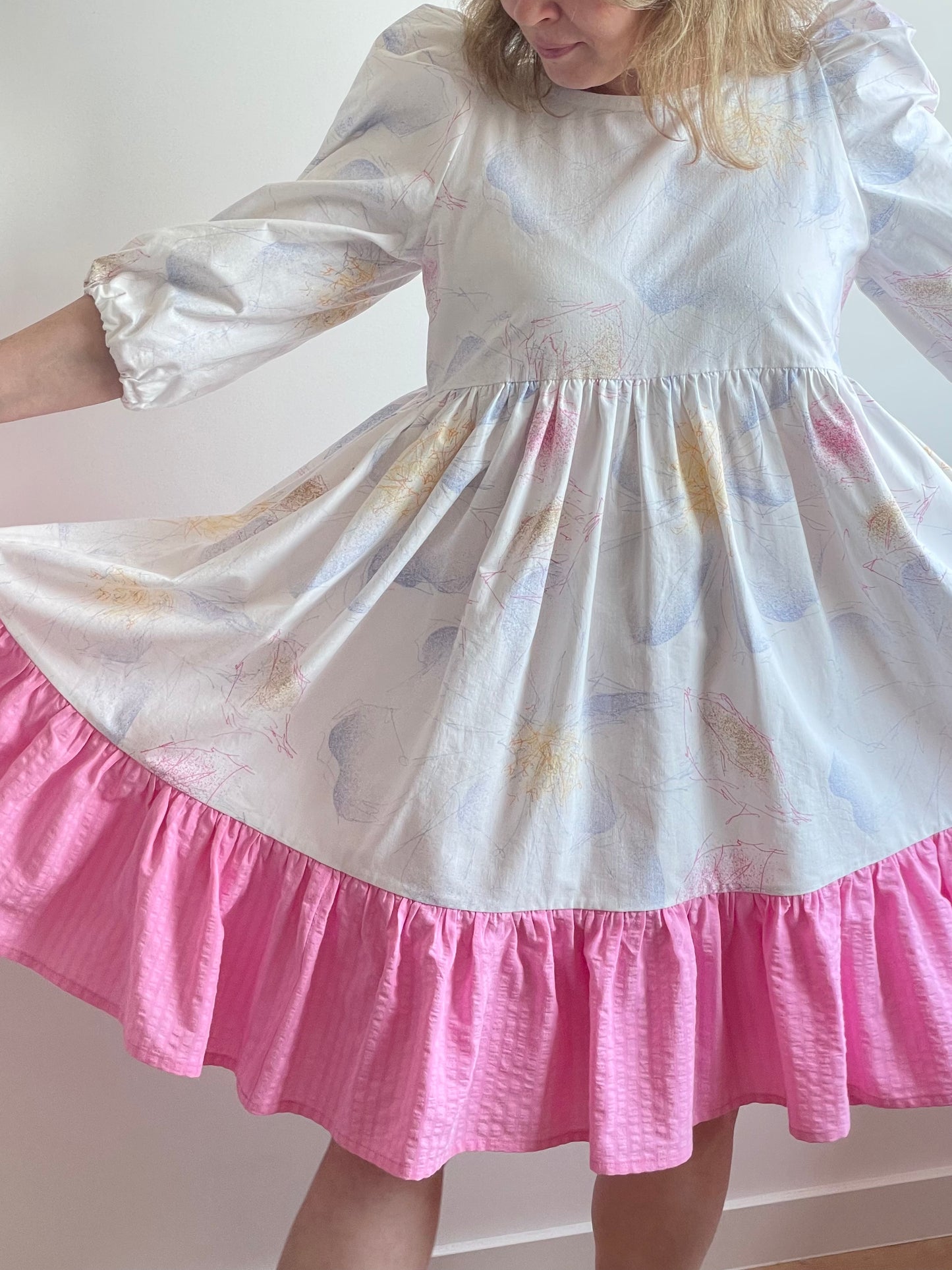 XS-S (M) abstract flowers white spacious dress with pink ruffle