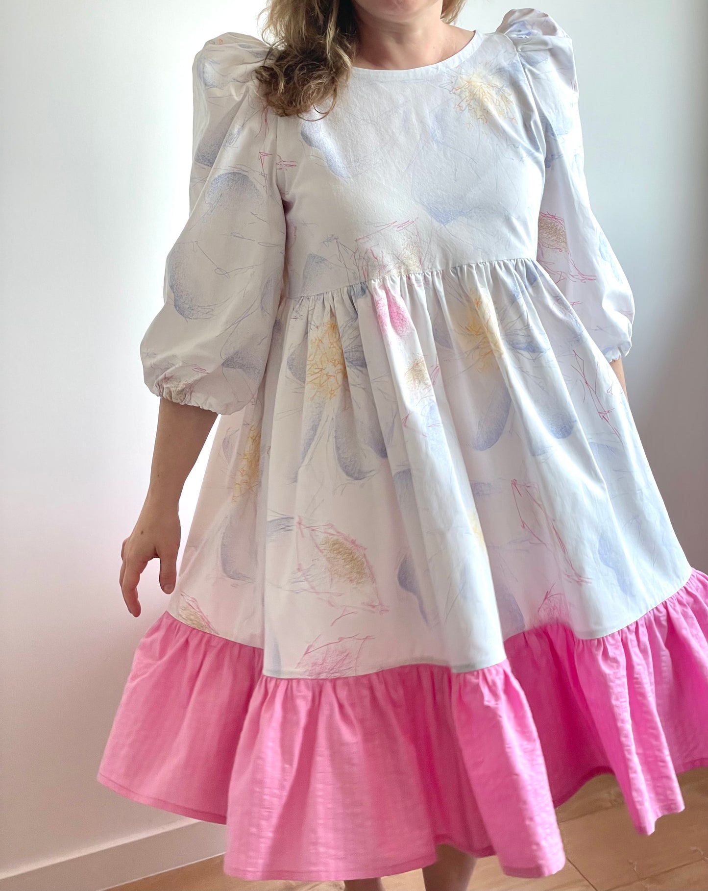 XS-S (M) abstract flowers white spacious dress with pink ruffle