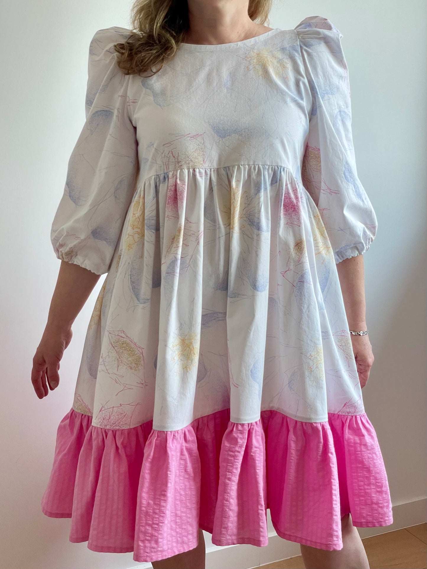 XS-S (M) abstract flowers white spacious dress with pink ruffle