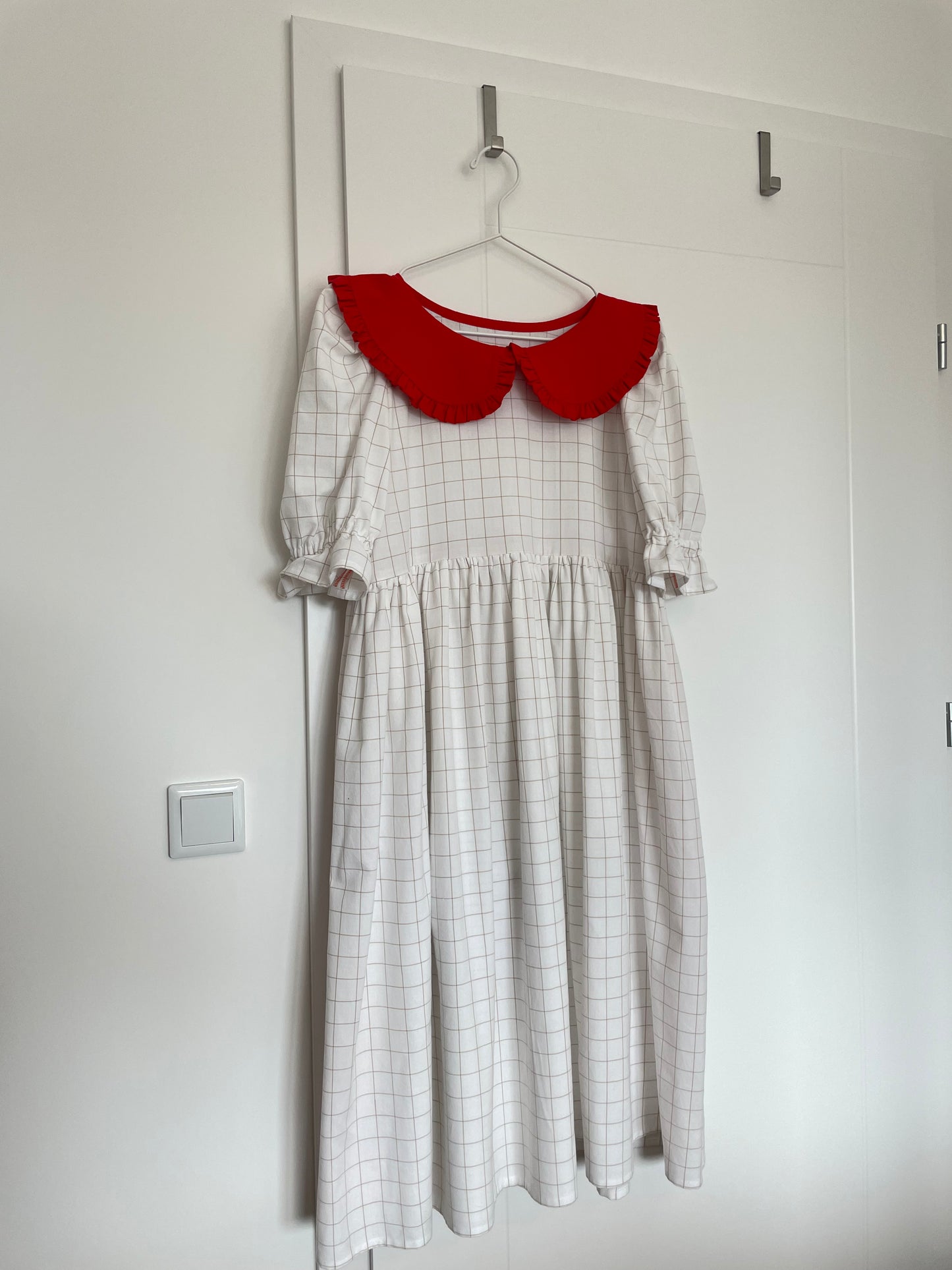 XS-S (M) midi white dress with red collar