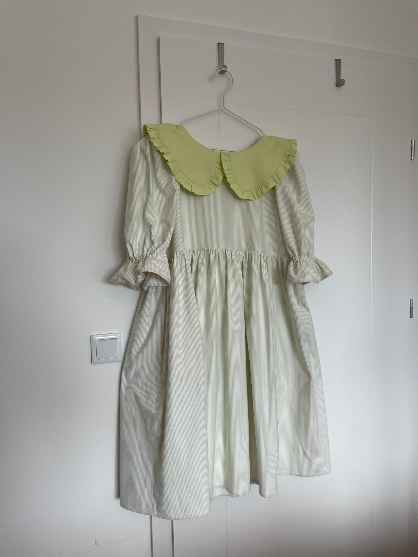 M-L (XL) white dress with green collar